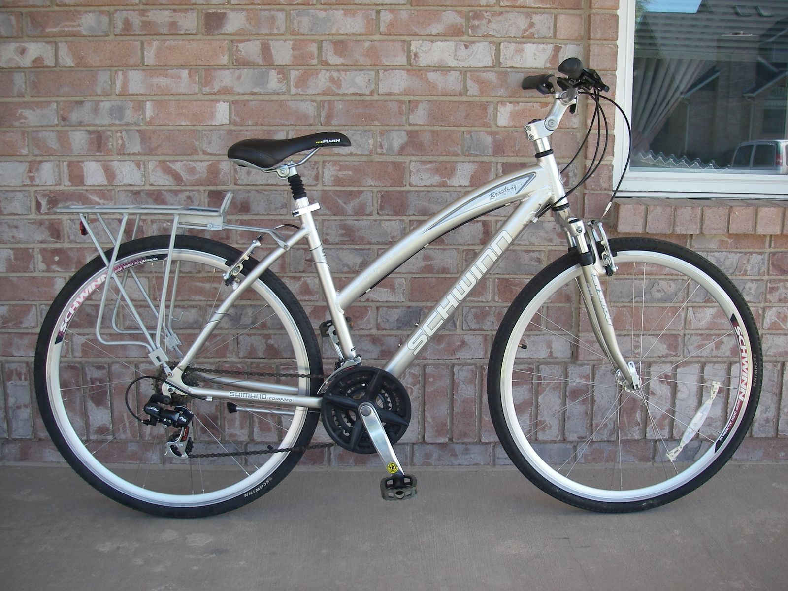 Womens 700C (~ 28" ) Large Aluminum Schwinn BROADWAY Hybrid / Comfort / Mountain / Road Bike, 21-SPD, Shocks