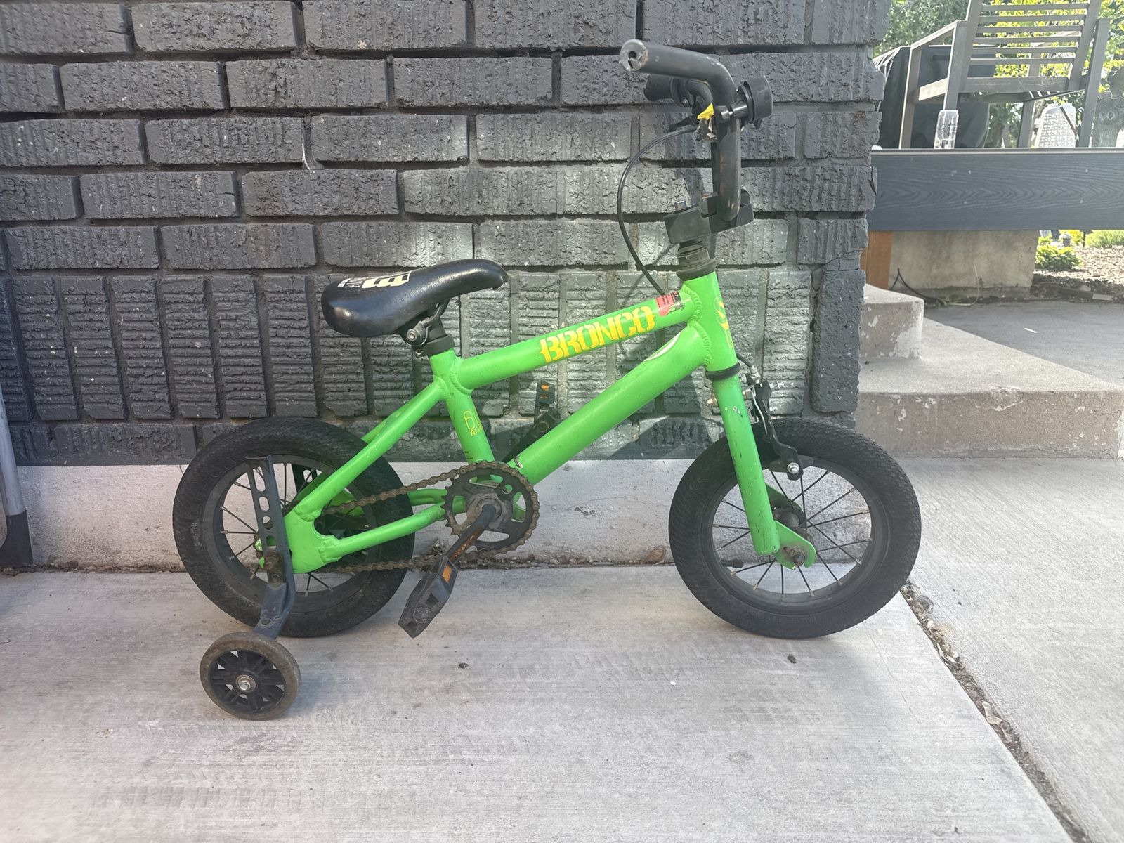 Bronco 12-inch Kids' Green Bike with Training Wheels - Perfect First Ride!