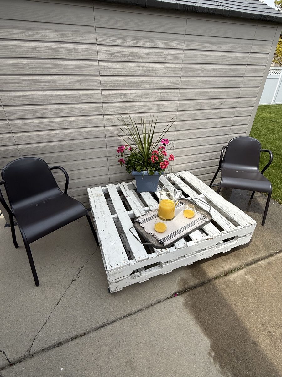 Free pallet with wheels