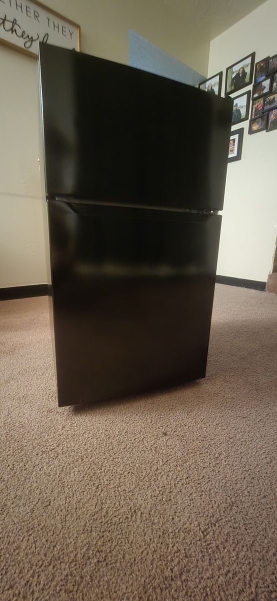 Mini fridge/freezer. Works great will plug in for serious buyers. Cash and pickup only. Located in Bountiful.