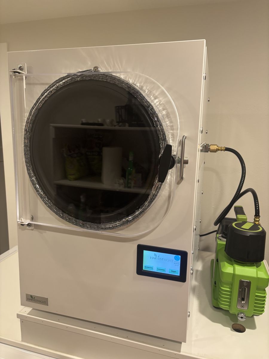 Medium Harvest Right Freeze Dryer + Vacuum Sealer
