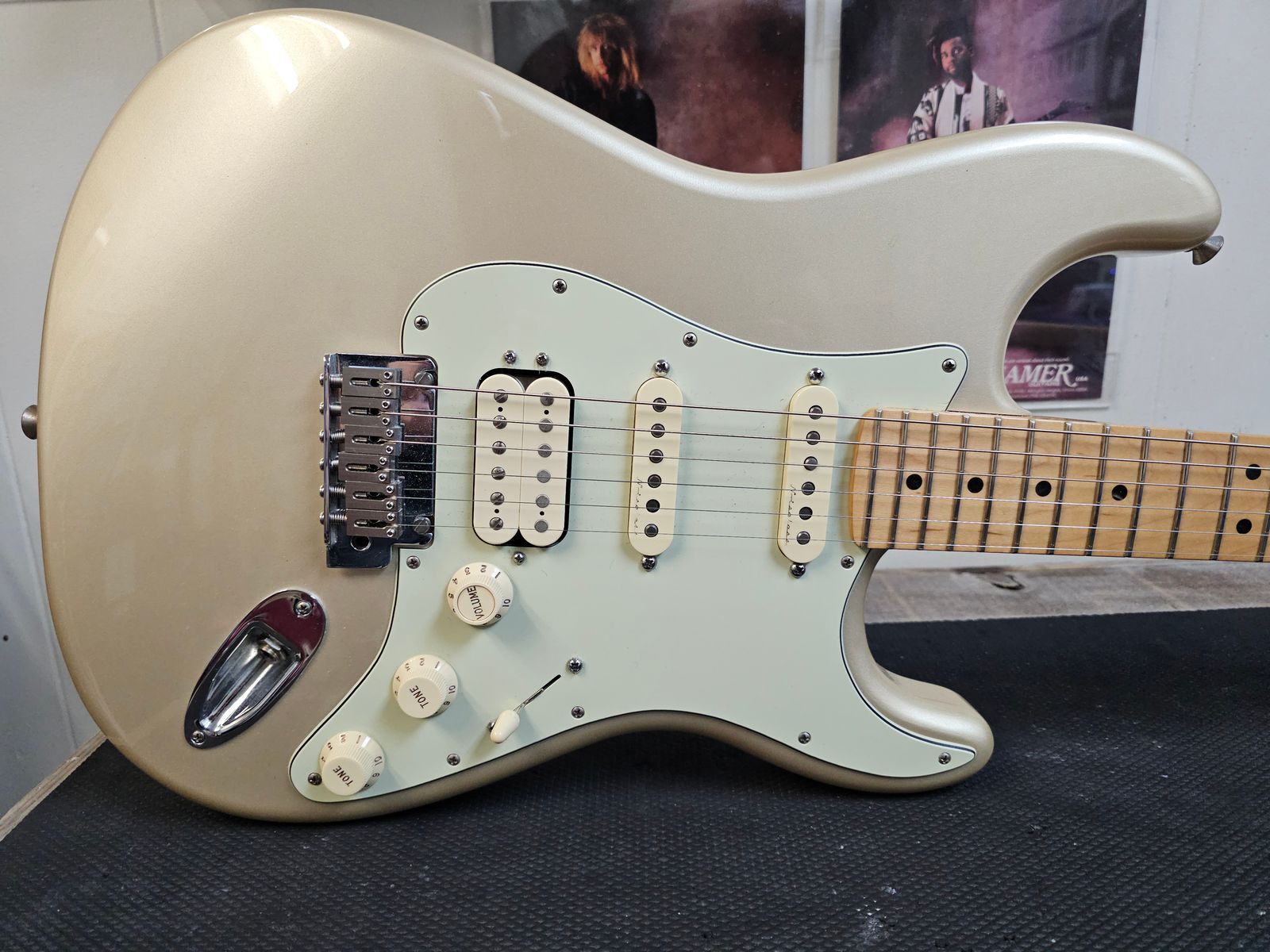 Fender Deluxe Stratocaster HSS with Coil Split & Noiseless Pickups (Includes Fender Hardshell Case)