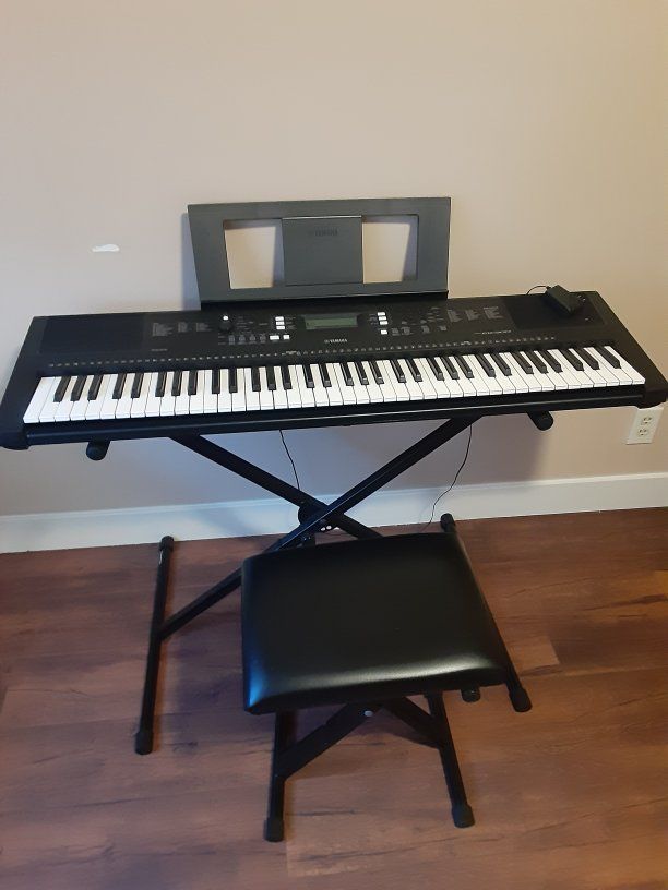 Yamaha  Portable 61-Key Keyboard w/ Stand & Bench - Used