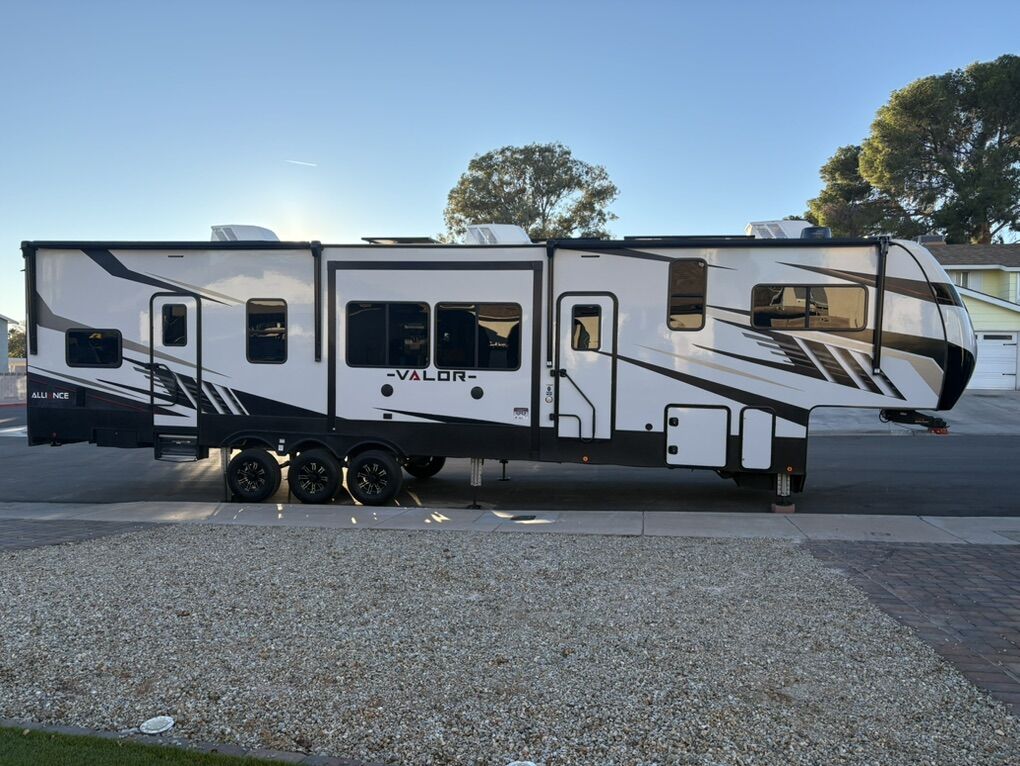2022 Valor Alliance 41v15 Toy hauler