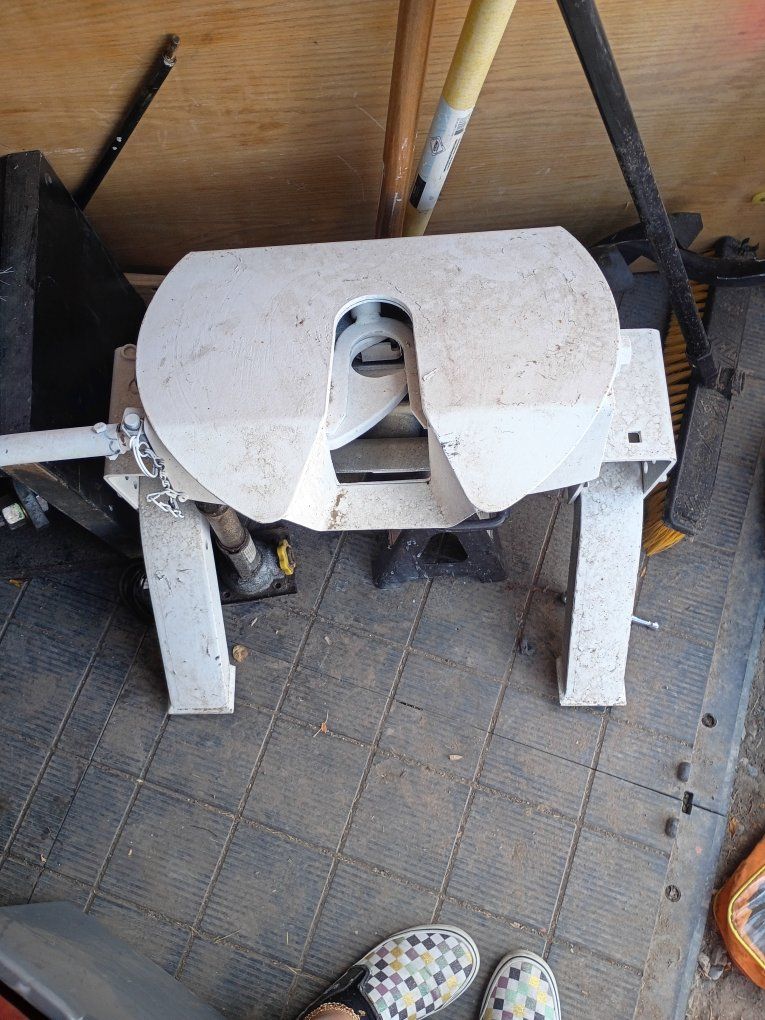 Fifth Wheel Hitch with Mounting Brackets