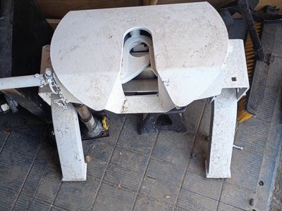 Fifth Wheel Hitch with Mounting Brackets
