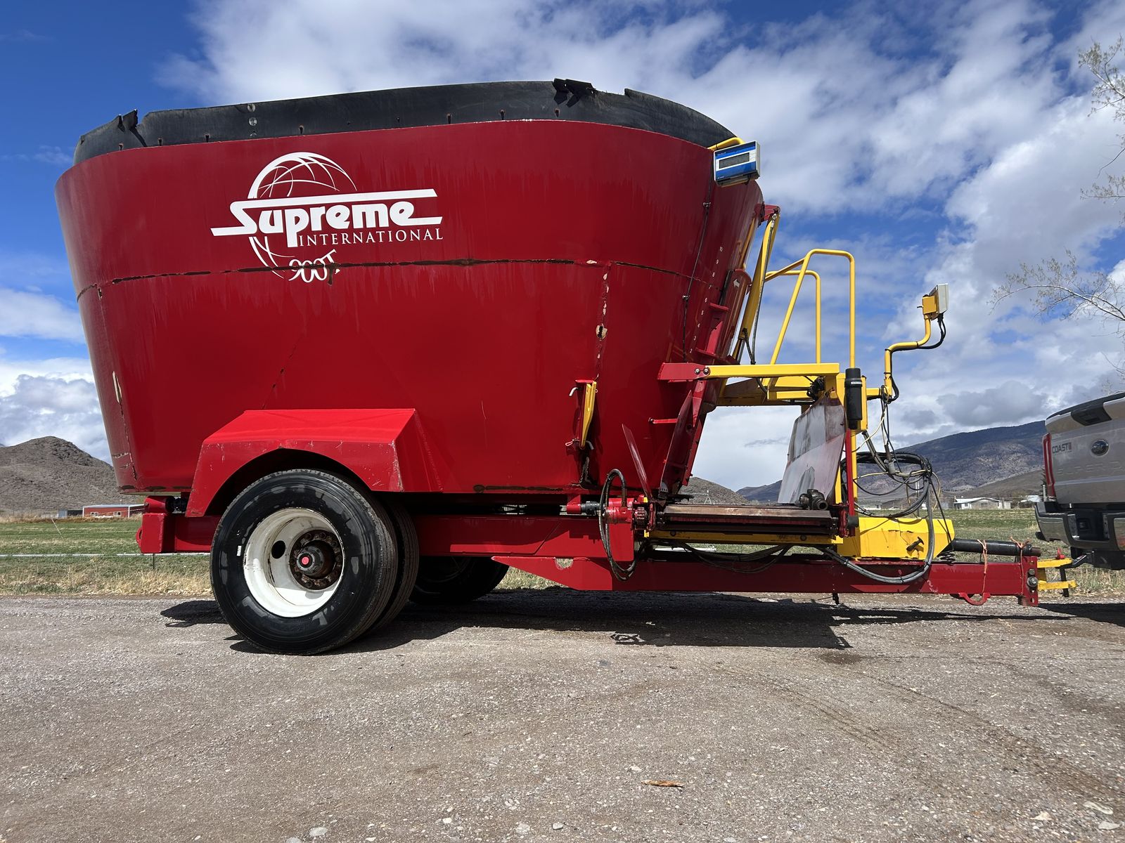 900 T Supreme Vertical Feed Mixer/Wagon