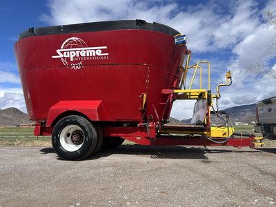 900 T Supreme Vertical Feed Mixer/Wagon