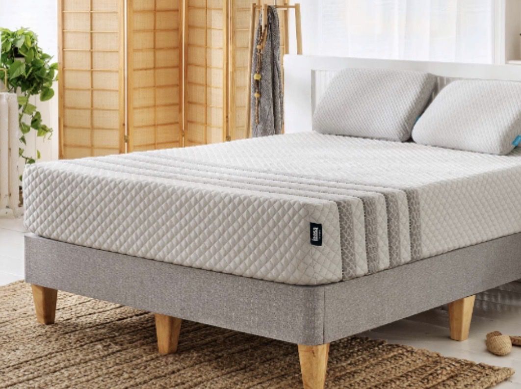 Like New - Leesa Sapira Hybrid Queen Mattress