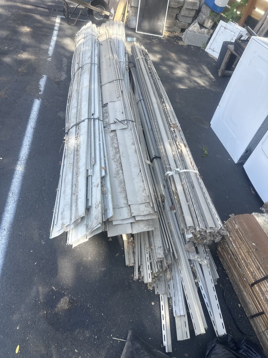 Vinyl Siding & Trim Pieces - Various Lengths & Styles - new and Used Building Materials
