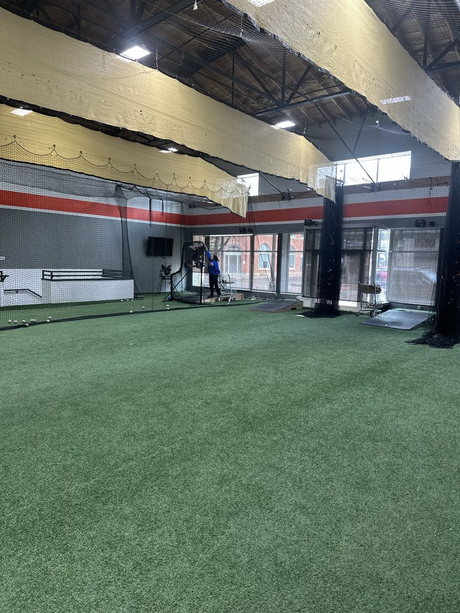 Indoor turf baseball etc.