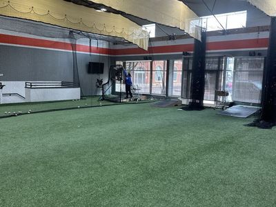 Indoor turf baseball etc.