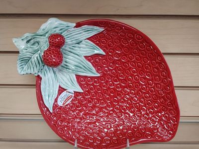 Ceramic Strawberry shape plate / platter / Tray ( NEW ) red & green. Dishwasher & Microwave safe