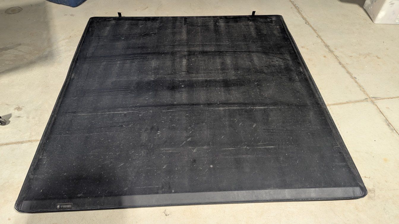 Roll up truck bed cover