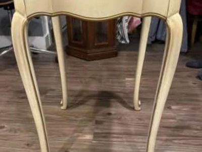 French Provincial Marble Top End Table – Vintage Decor