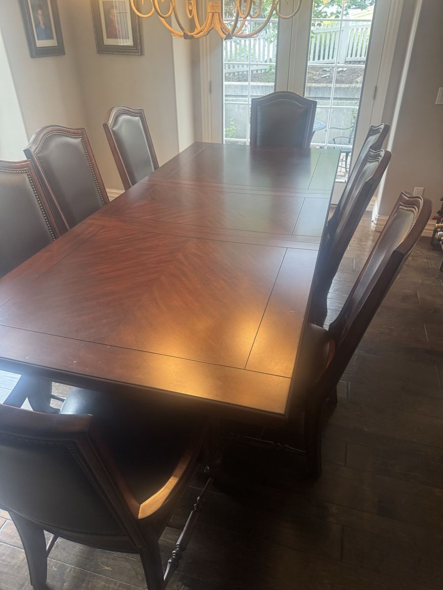 Traditional Solid Wood Dining Table with Leaf and Upholstered Chairs Set