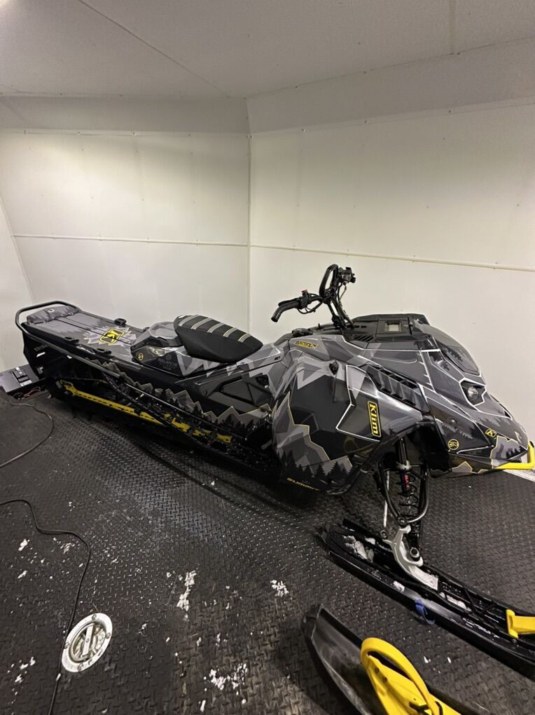 2023 Skidoo Summit 165x3 Electric Start