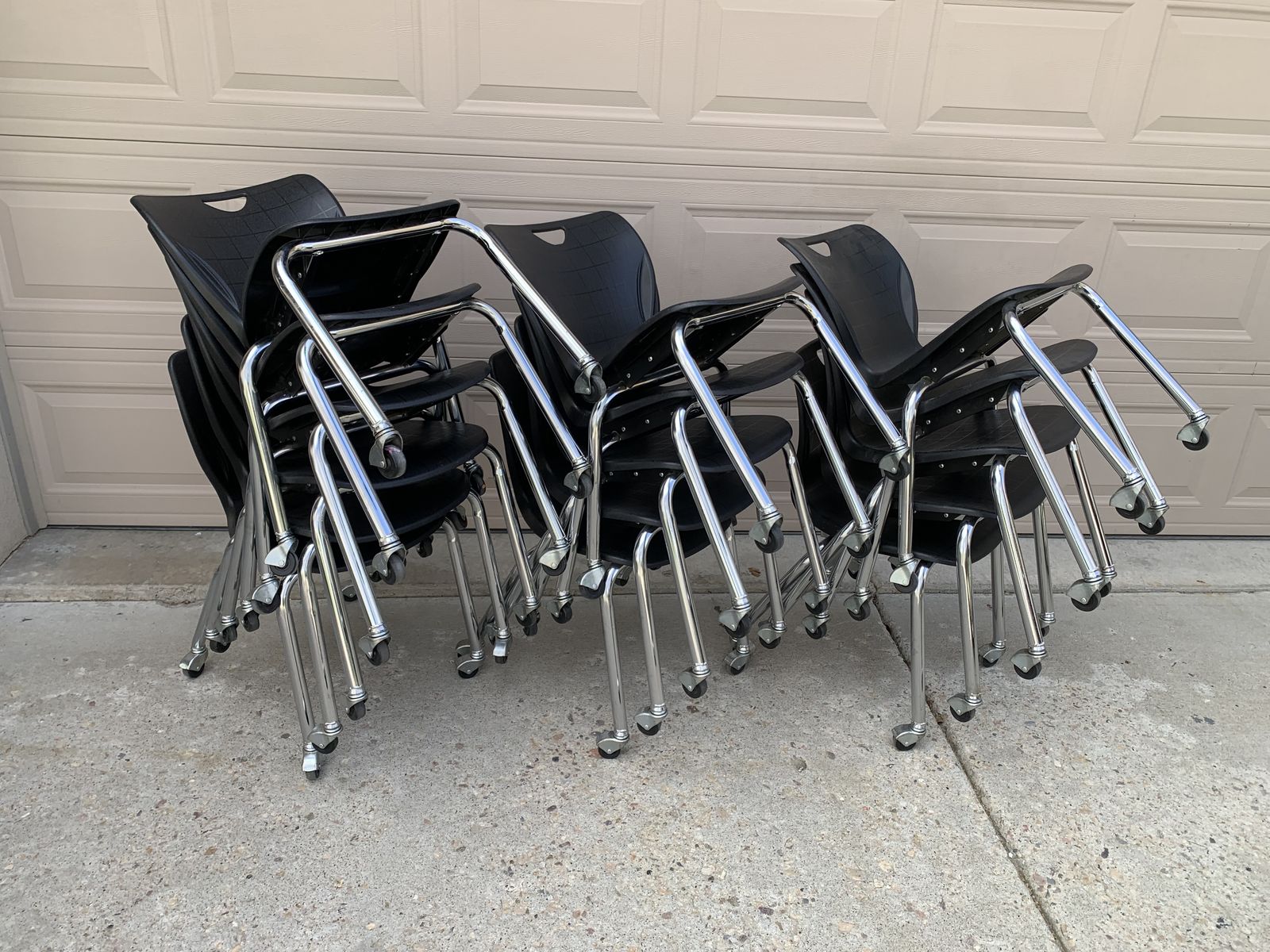 16 BLACK ROLLING CLASSROOM CHAIRS