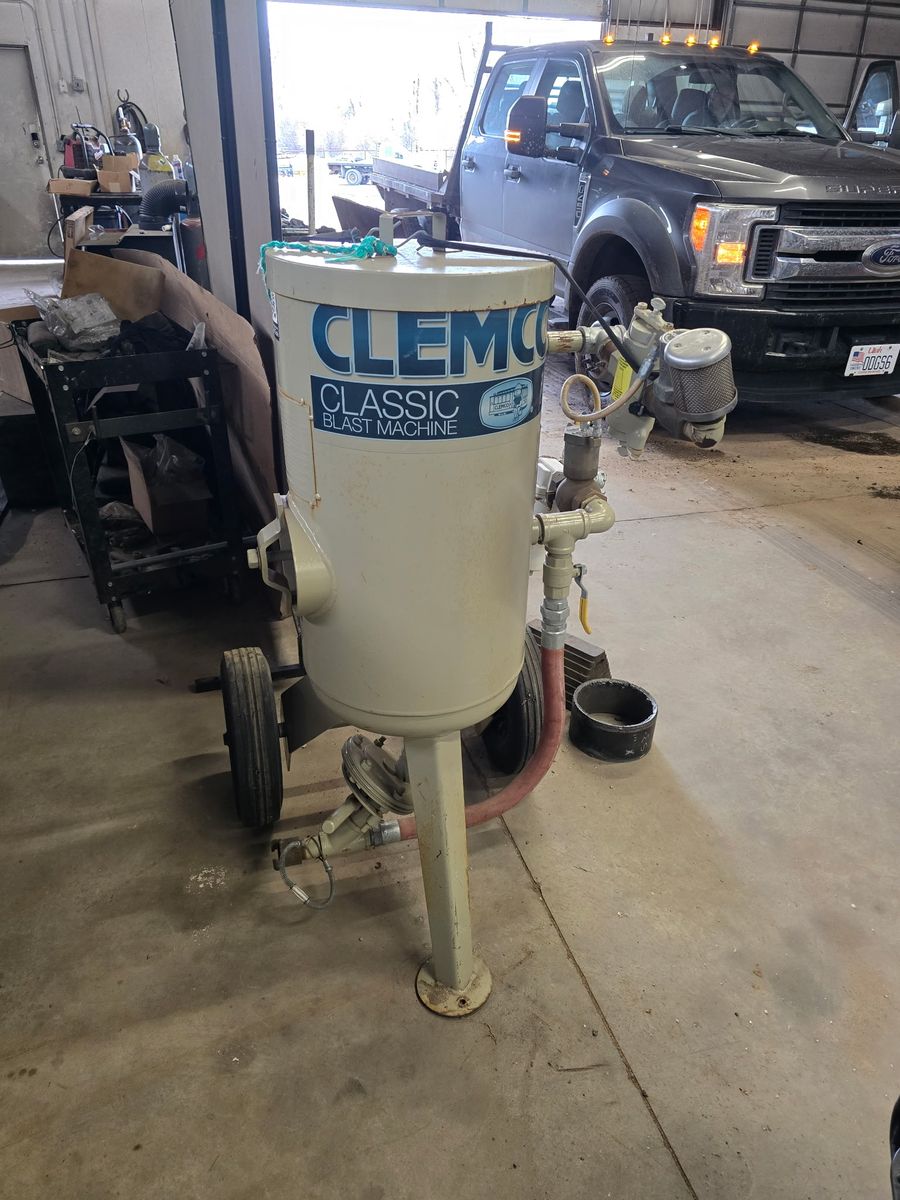 Sand blasting equipment