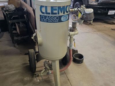 Sand blasting equipment