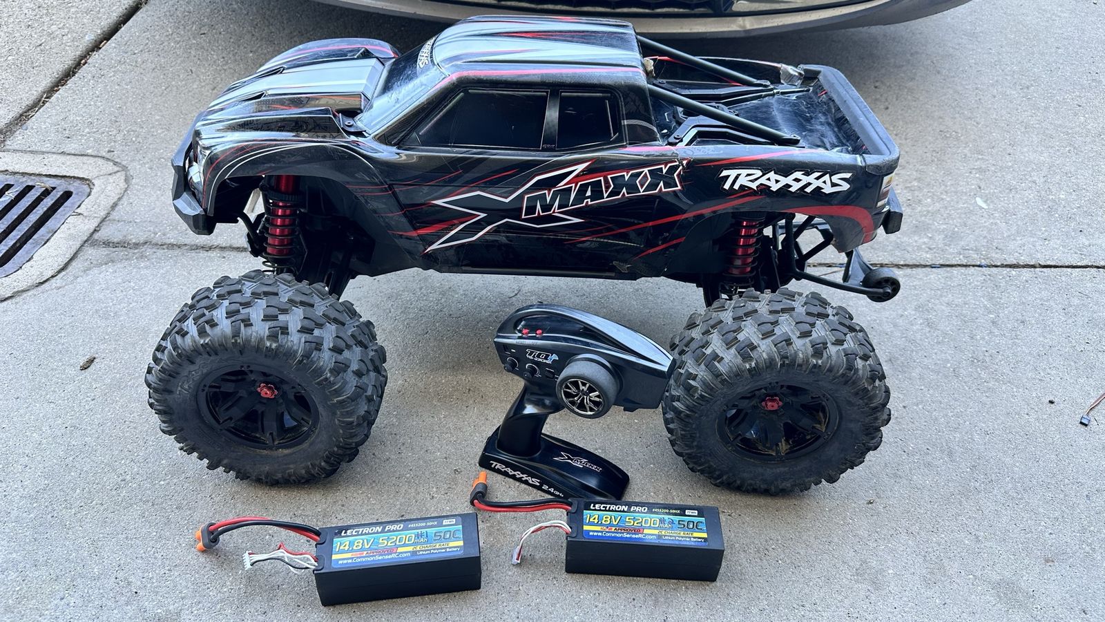 Traxxas Xmaxx 8S 1/5 Scale 4X4 Monster truck & Batteries