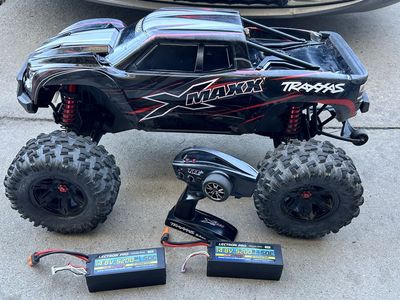 Traxxas Xmaxx 8S 1/5 Scale 4X4 Monster truck & Batteries