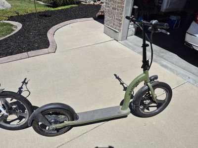 Bakcou E-Scooter Fat Tire Off-Road Electric Scooter, Green
$700 each or $1,300 for the pair. Cash or Venmo accepted.