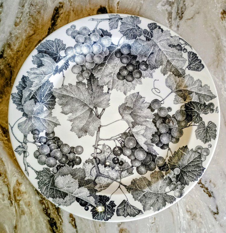 Set of 8 Crate & Barrel Quadrifoglio Black Grape Plates