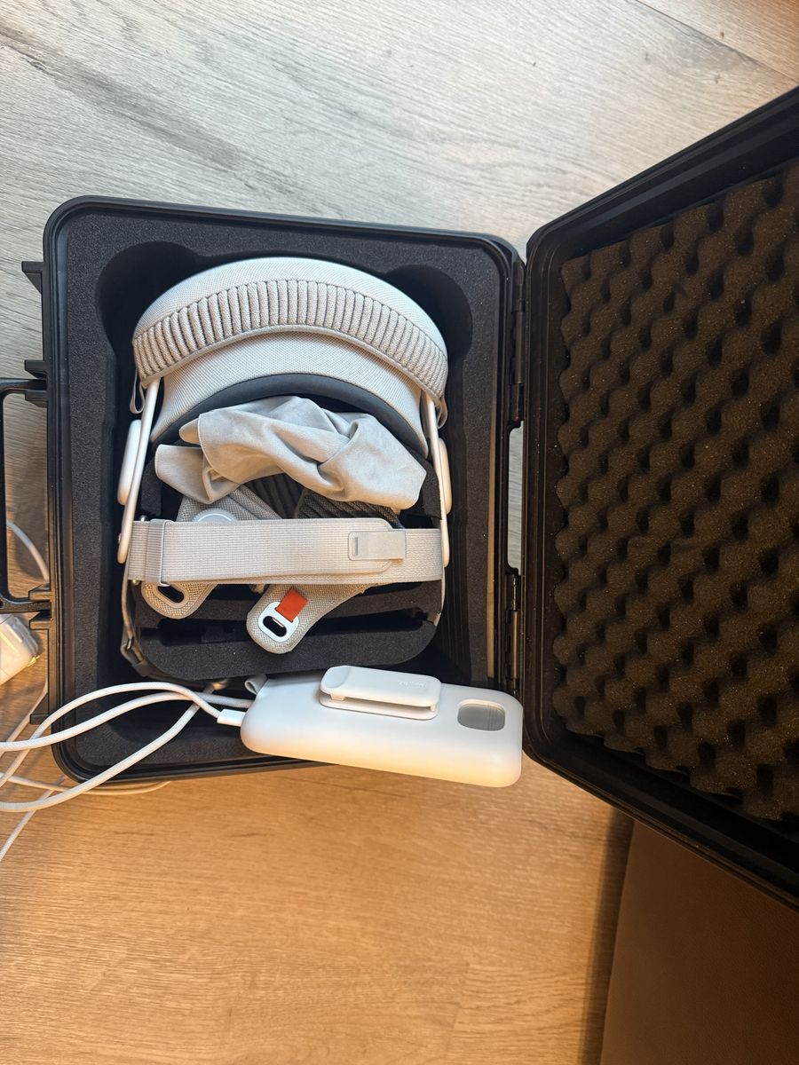 save 1000$ Perfect Apple Vision Pro. with every thing  included