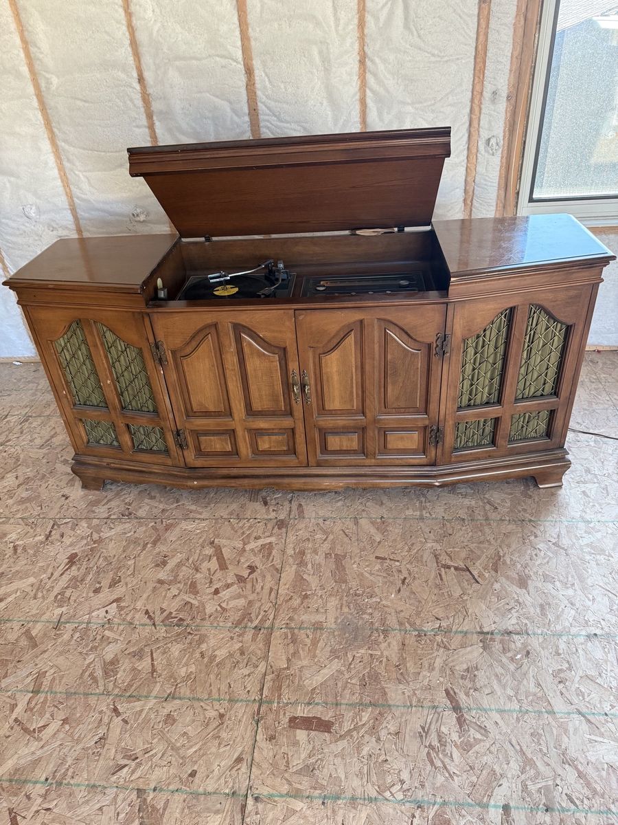FREE Vintage Wooden Stereo Console with Turntable and Integrated Speakers
