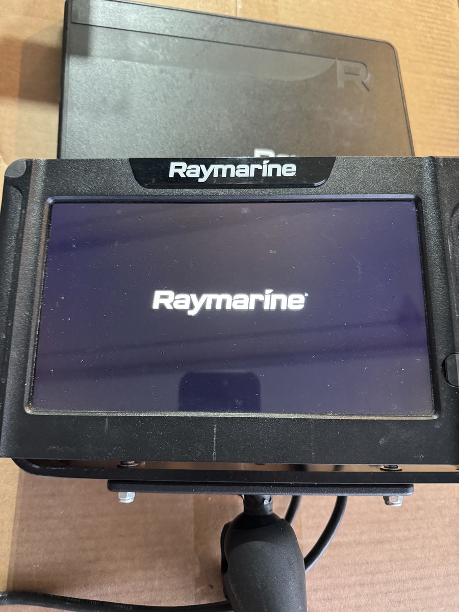 Raymarine Element 9HV With Transducer