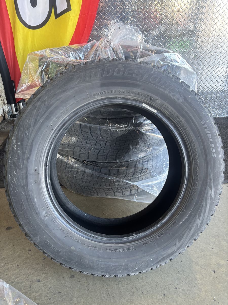 4 Bridgestone Blizzak WS-80Z 195/65 r15 Snow Tires & Toyota Prius 2012 - 2015 OEM Hub Caps