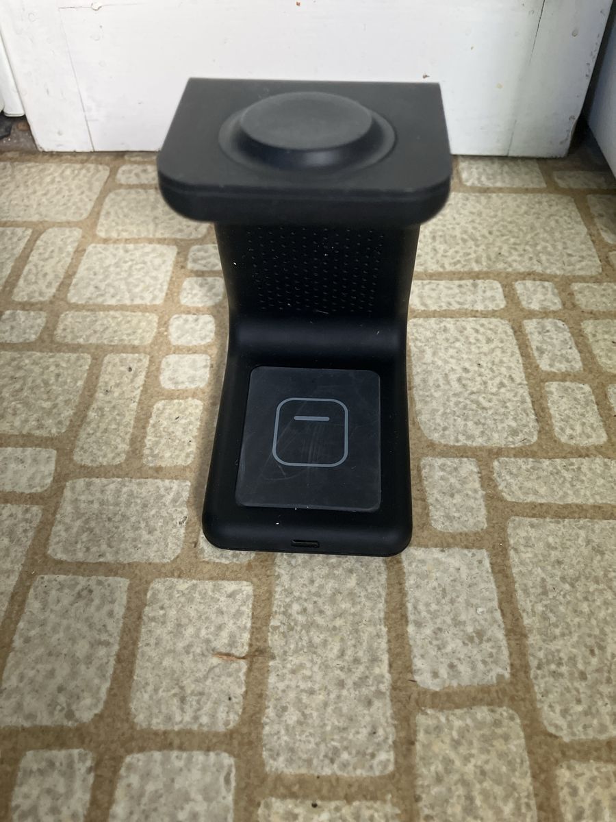 Black Wireless Charging Stand for Smart Devices