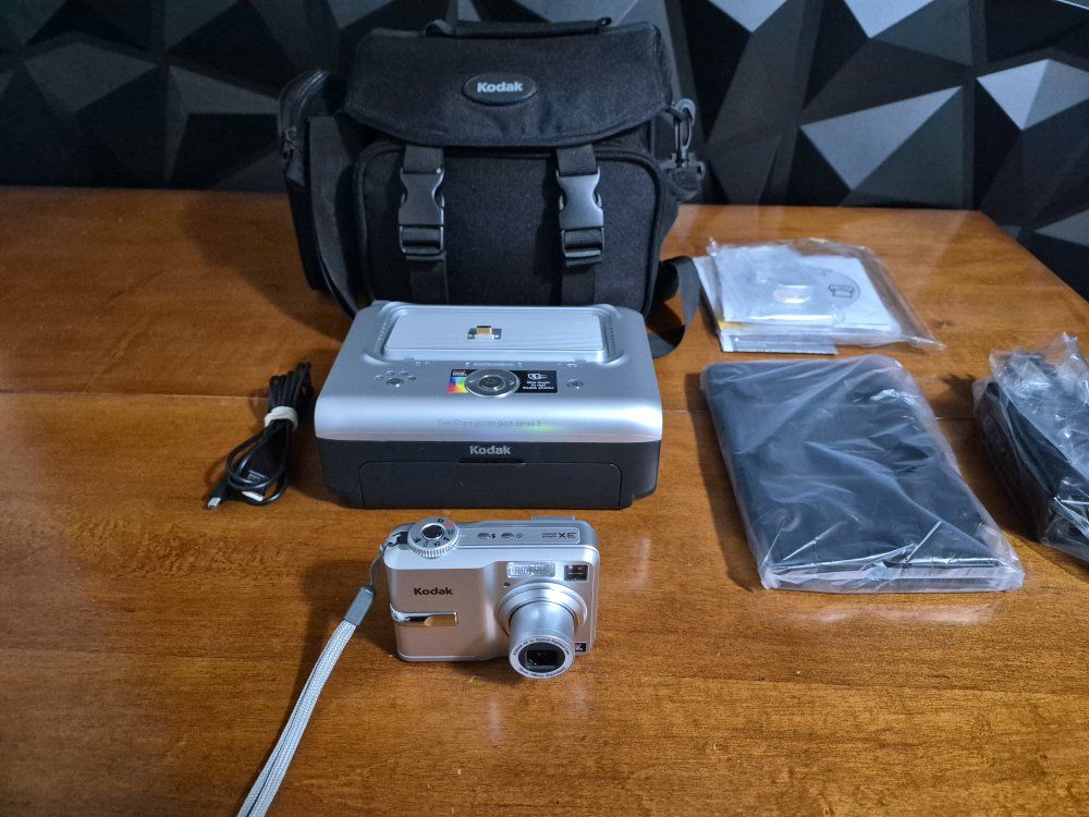 Kodak Digital Camera EasyShare C633 6.1MP Silver with Batteries, SD Card, Printer, Accessories & Carring Case. Tested. Excellent