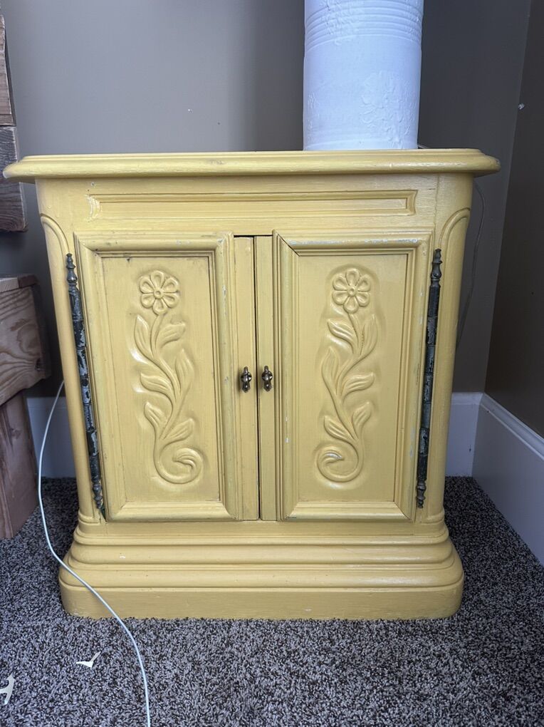 2 Matching Solid Wood Nightstands