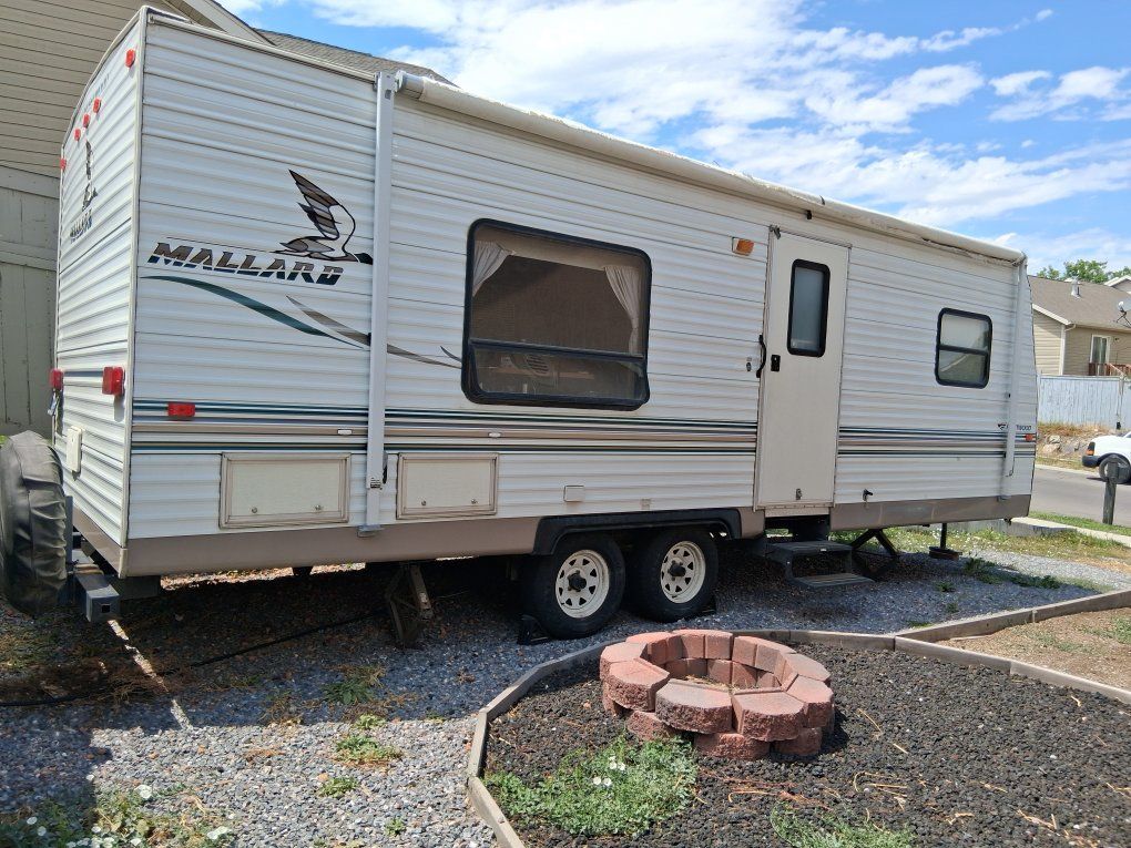 2005 Fleetwood Mallard Travel Trailer. Approx 25-30ft