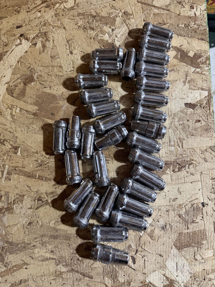 M14x1.5 lug nuts 