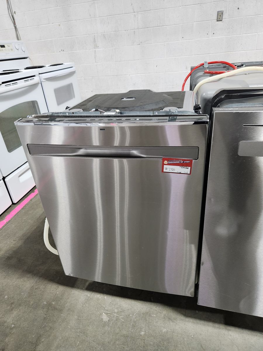 BEAUTIFUL GE STAINLESS STEEL DISHWASHER! W-WARRANTY