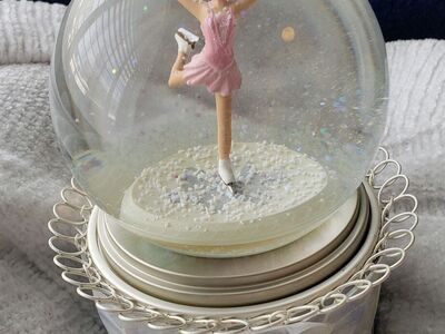 Olympic Gold Medalist Kristi Yamaguchi Snow Globe