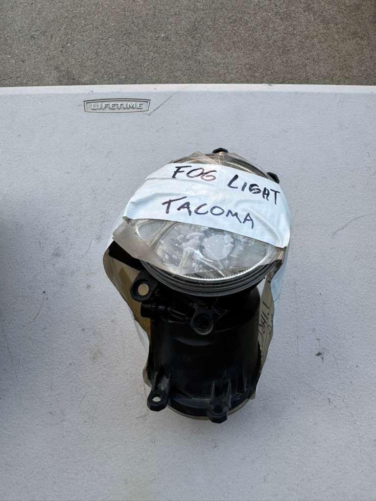 OEM 2016-2023 Toyota Tacoma Halogen Fog Lights (Pair)