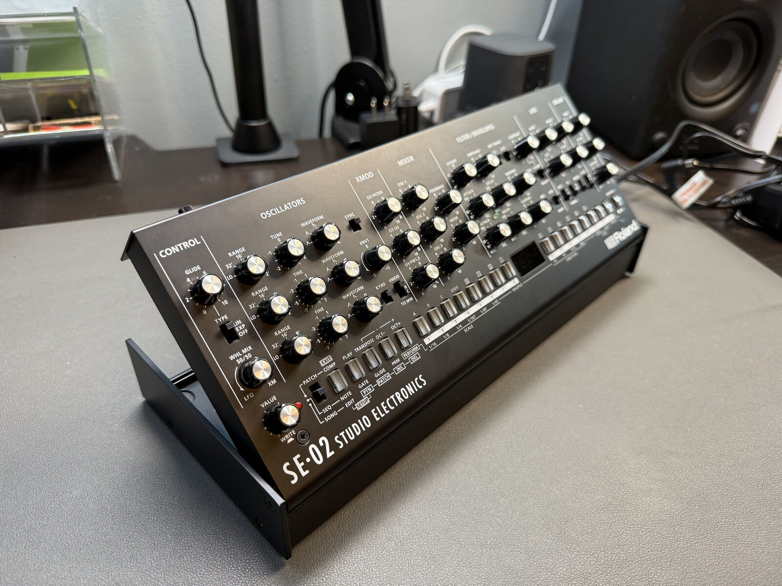 Roland Boutique SE-02 Synthesizer + DK-01 Dock Stand