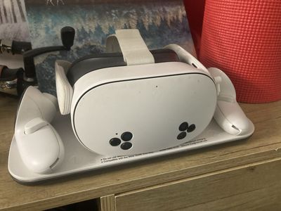 Meta Quest 3s - With Charging station.