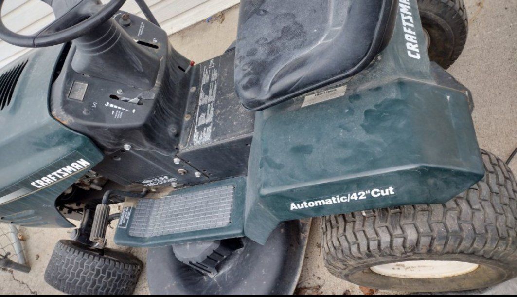 Craftsman 15.5HP  42"Cut Riding Mower 
Needs carb