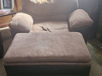 Cozy Brown Sofa and Armchair with Storage Ottoman - Perfect for Relaxing & Organizing