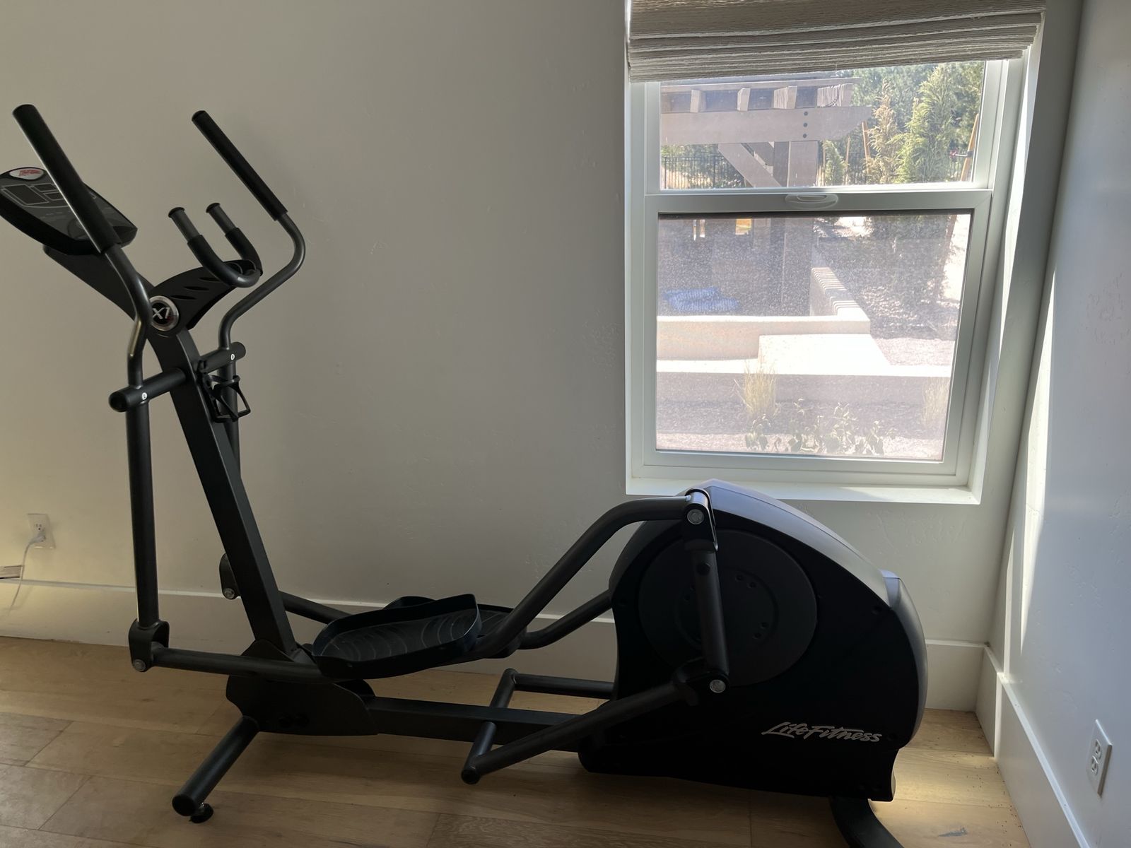 Life Fitness X1 Elliptical Trainer - Black, Good Condition, Smooth Cardio Workout