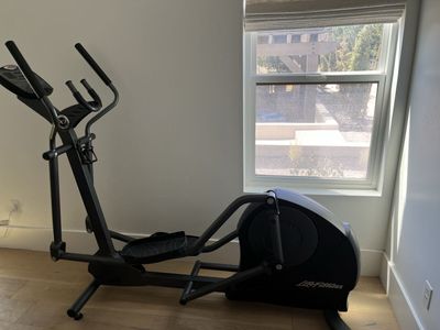 Life Fitness X1 Elliptical Trainer - Black, Good Condition, Smooth Cardio Workout