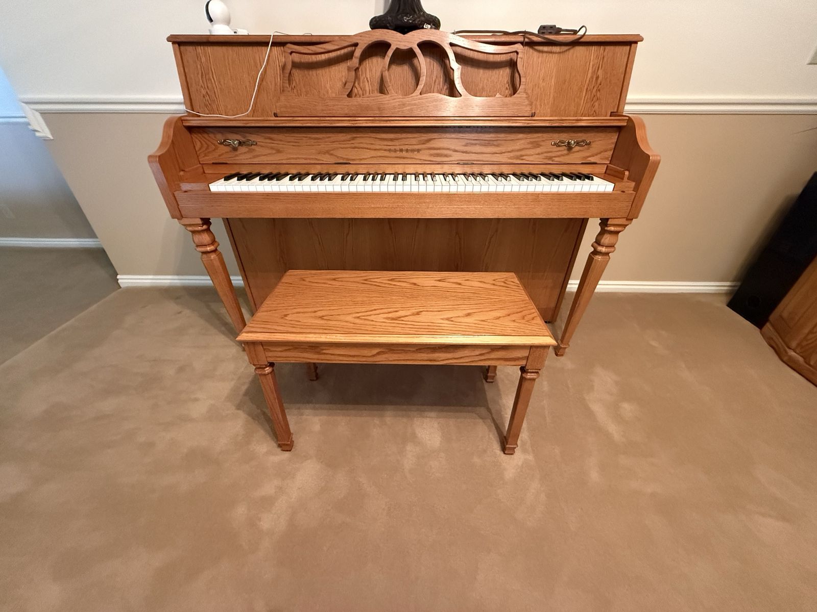 Yamaha M450 Queen Anne Oak Console Piano w/ Bench - Excellent Condition, Rich Tone