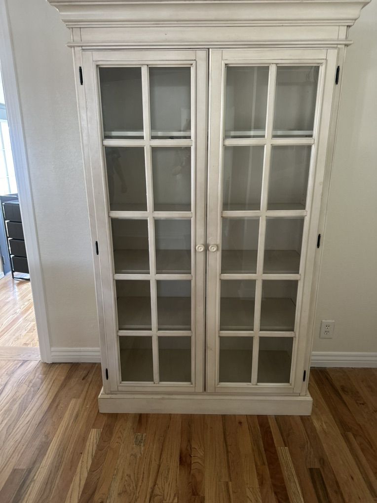 Curio/cabinet