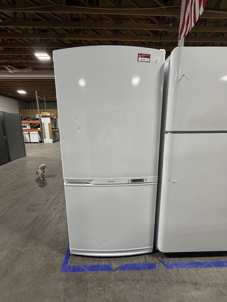 BIG DEALS! GOOD SAMSUNG TOP AND BOTTOM FRIDGE
