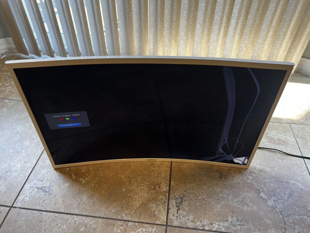 Samsung 32 Curved Monitor Screen Display